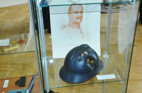 Exponát, prostřelená přilba